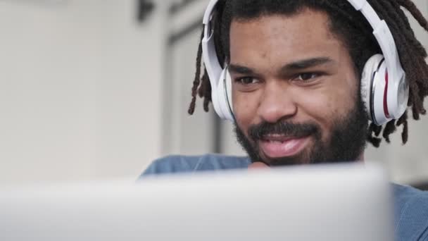 Una Vista Cerca Joven Afroamericano Sonriente Usando Auriculares Está Usando — Vídeos de Stock