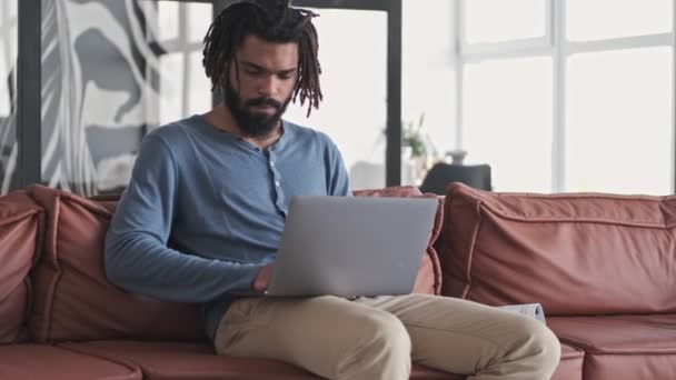 Bel Giovane Afroamericano Concentrato Sta Usando Suo Computer Portatile Argentato — Video Stock