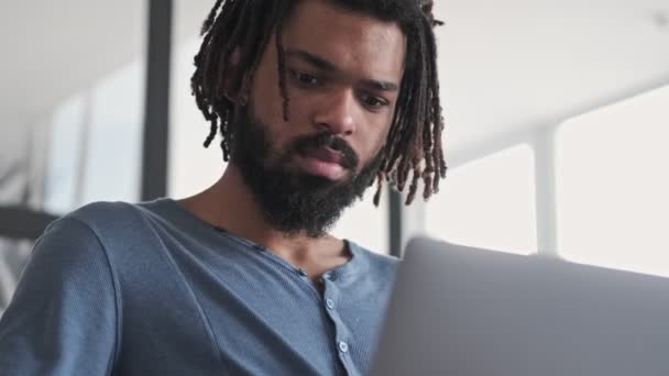 Närbild Vacker Afrikansk Amerikan Använder Sin Silverbärbara Dator Sittandes Vardagsrummet — Stockvideo
