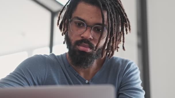 Una Vista Inferior Joven Afroamericano Guapo Está Mirando Computadora Portátil — Vídeo de stock