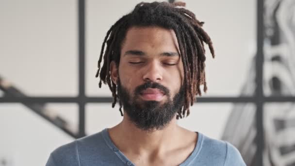 Yakışıklı Bir Afrikalı Genç Amerikalı Gözlerini Açıyor Evdeki Kameraya Bakıyor — Stok video