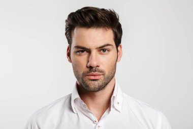 Beyaz arka planda izole edilmiş, resmi giyinmiş, poz veren ve kameraya bakan beyaz iş adamı görüntüsü