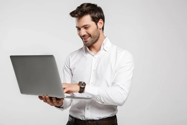 Imagem Jovem Empresário Alegre Relógio Pulso Segurando Usando Laptop Isolado — Fotografia de Stock