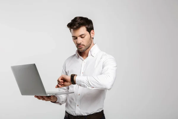 Imagem Jovem Empresário Bem Sucedido Segurando Laptop Olhando Para Relógio — Fotografia de Stock