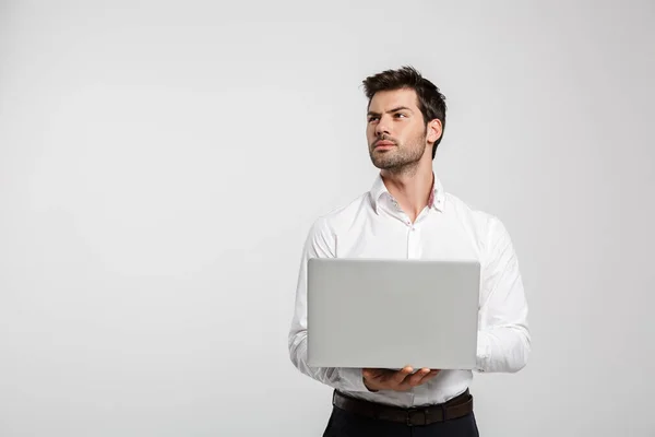 Imagem Jovem Empresário Sério Segurando Usando Laptop Isolado Sobre Fundo — Fotografia de Stock