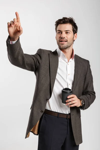 Obrázek Mladého Potěšeného Podnikatele Bundě Pití Kávy Odnést Ukazující Prst — Stock fotografie
