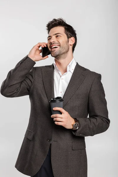 Imagem Jovem Empresário Rindo Casaco Bebendo Café Conversando Celular Isolado — Fotografia de Stock