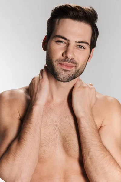 Foto Hombre Alegre Semidesnudo Sonriendo Mirando Cámara Aislada Sobre Fondo —  Fotos de Stock