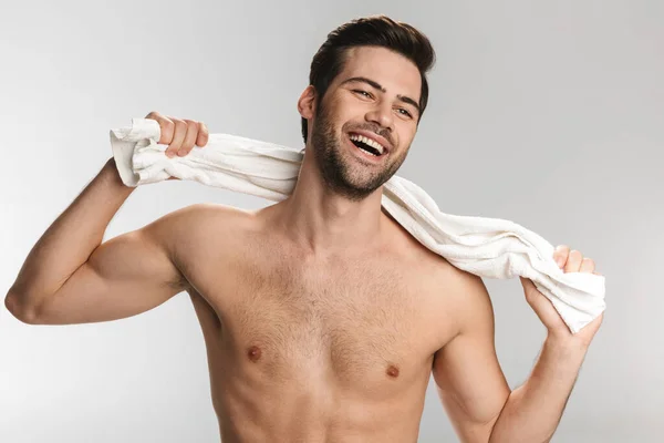 Foto Alegre Hombre Semidesnudo Posando Con Toalla Riendo Aislado Sobre — Foto de Stock