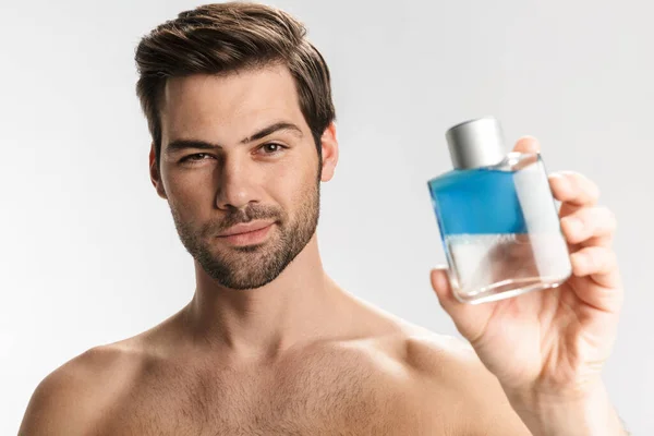 Foto Von Frechen Halbnackten Mann Posiert Und Zeigt Parfüm Isoliert — Stockfoto