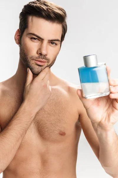 Foto Von Frechen Halbnackten Mann Posiert Und Zeigt Parfüm Isoliert — Stockfoto