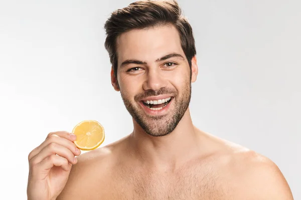 Foto Bel Mezzo Nudo Uomo Sorridente Mangiare Limone Isolato Sfondo — Foto Stock