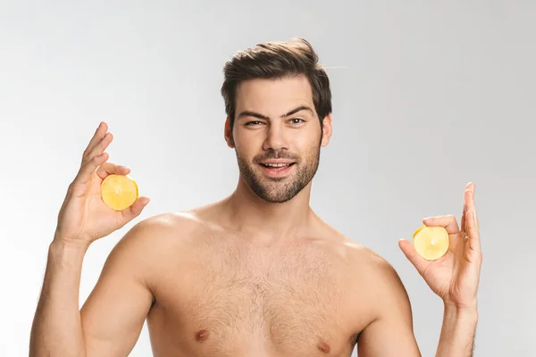 Foto Hombre Semidesnudo Complacido Mirando Cámara Sosteniendo Limón Aislado Sobre —  Fotos de Stock