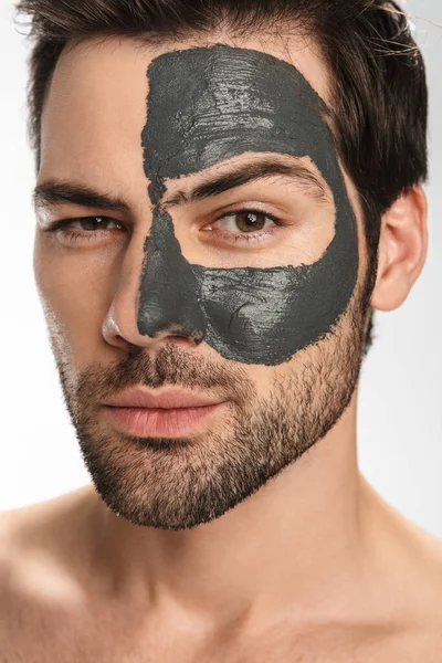 Fotografie Sexuálního Polonahého Muže Kosmetickou Hliněnou Maskou Tváři Izolované Přes — Stock fotografie