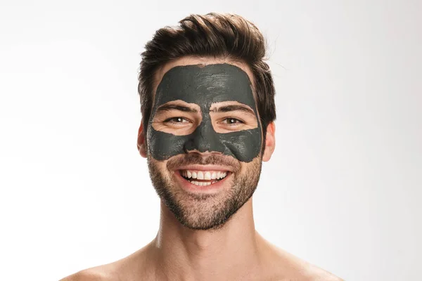 Foto Hombre Feliz Semidesnudo Con Máscara Arcilla Cosmética Cara Sonriendo —  Fotos de Stock