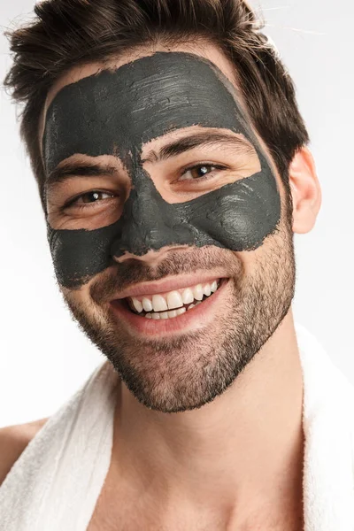 Foto Van Gelukkige Halfnaakte Man Met Cosmetische Klei Masker Zijn — Stockfoto
