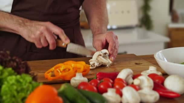 Uma Visão Perto Homem Confiante Avental Cortar Cogumelos Uma Cozinha — Vídeo de Stock