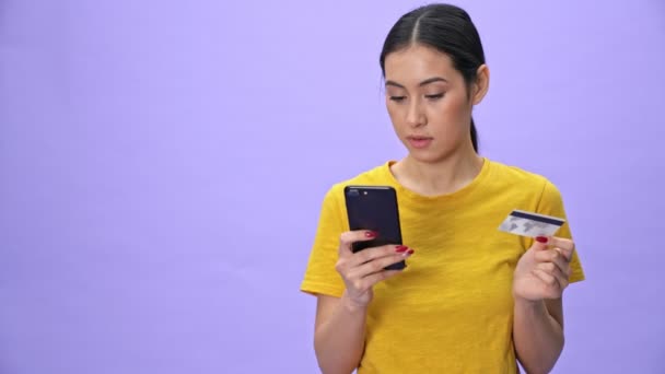 Mujer Bonita Seria Camiseta Amarilla Pagando Las Cuentas Teléfono Inteligente — Vídeos de Stock