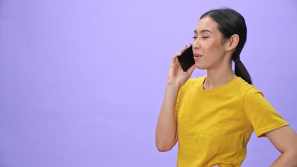 Sarı Tişörtlü Neşeli Güzel Kadın Akıllı Telefonla Konuşuyor Menekşe Arka — Stok video