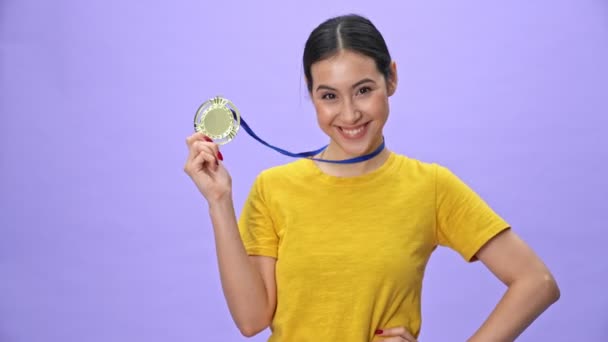 Happy Pretty Sportswoman Geel Shirt Toont Medaille Verheugen Zich Terwijl — Stockvideo