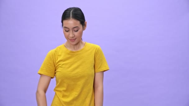 Jolie Sportive Souriante Shirt Jaune Montrant Signe Tout Tenant Debout — Video