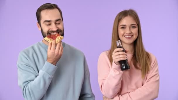 Alegre Joven Bonita Pareja Divertirse Juntos Mientras Comer Pizza Beber — Vídeos de Stock