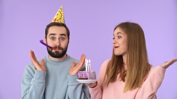 Joyeux Jeune Couple Charmant Amuser Sur Fête Anniversaire Sur Fond — Video