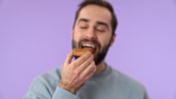 Sonriente Hombre Barbudo Mostrando Pastel Cámara Luego Comerlo Disfrutar Del — Vídeos de Stock