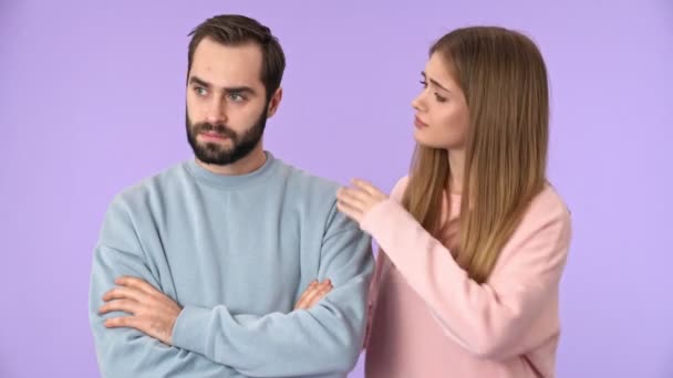 Homem Barbudo Descontente Ofendido Por Sua Namorada Sobre Fundo Rosa — Vídeo de Stock