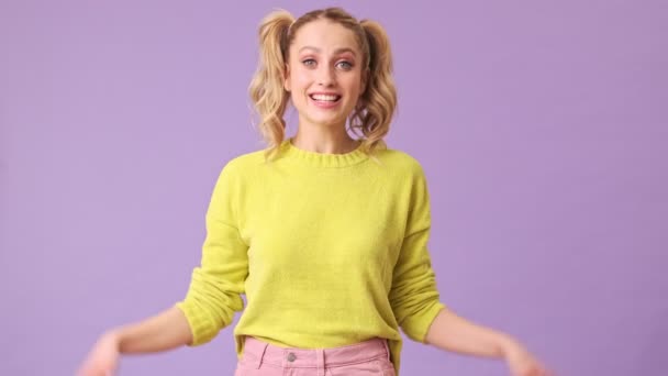 Una Hermosa Rubia Con Una Sonrisa Balancea Diferentes Direcciones Amable — Vídeo de stock