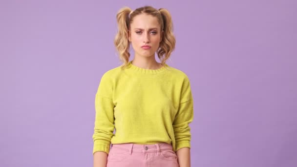 Fashionabel Ung Blondine Pige Misfornøjet Viser Tommelfinger Ned Isoleret Studie – Stock-video