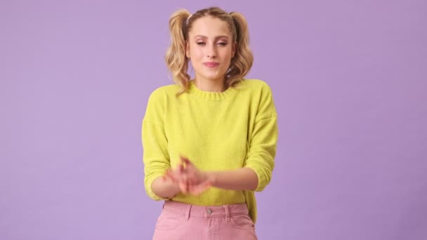 Une Belle Blonde Positive Croise Modestement Les Bras Près Son — Video