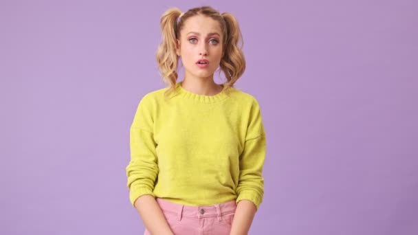 Una Splendida Ragazza Bionda Maglione Giallo Non Cosa Fare Allarga — Video Stock