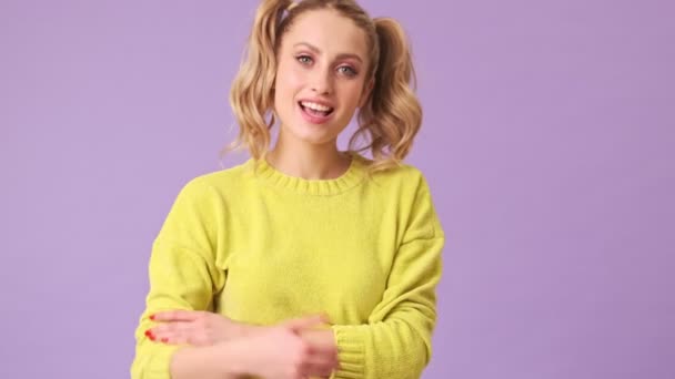 Прекрасна Блондинка Посміхається Приносить Руку Показуючи Жест Call Ізольованій Студії — стокове відео