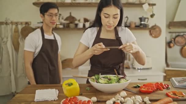 Vacker Kvinna Fotograferar Sin Sallad Medan Hon Lagar Mat Ett — Stockvideo