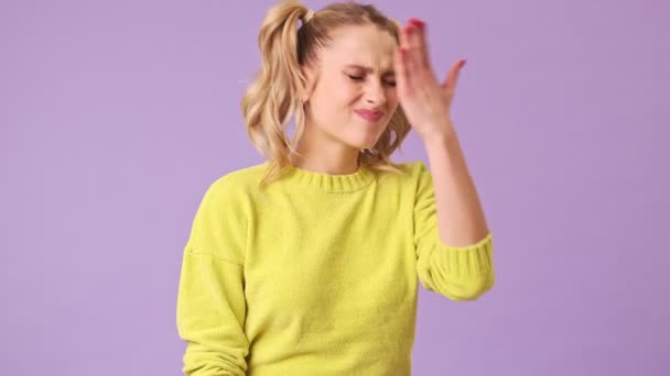 Wonderful Girl Yellow Sweater Remembered She Forgot Urgent Task Isolated — Stock Video
