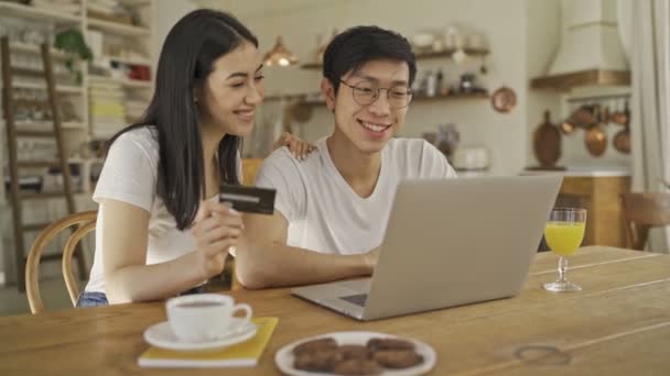 Atraktivní Asijské Pár Muž Žena Používají Svůj Notebook Zatímco Drží — Stock video