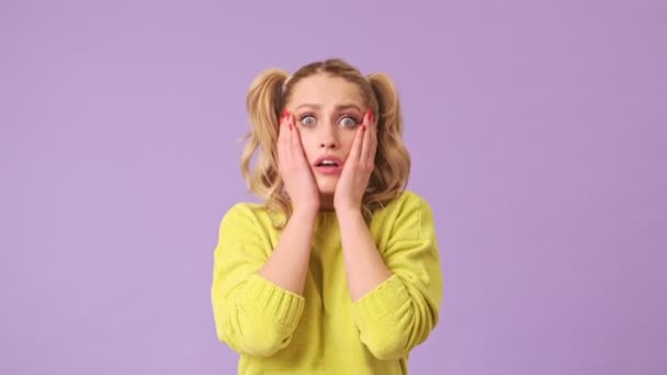 Video Van Een Mooie Geschokte Jonge Blonde Vrouw Poseren Geïsoleerd — Stockvideo