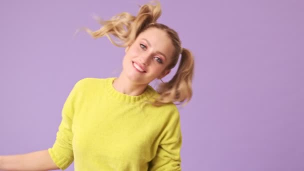 Чарівна Блондинка Танцює Боку Бік Похитаючи Головою Дме Поцілунок Камери — стокове відео