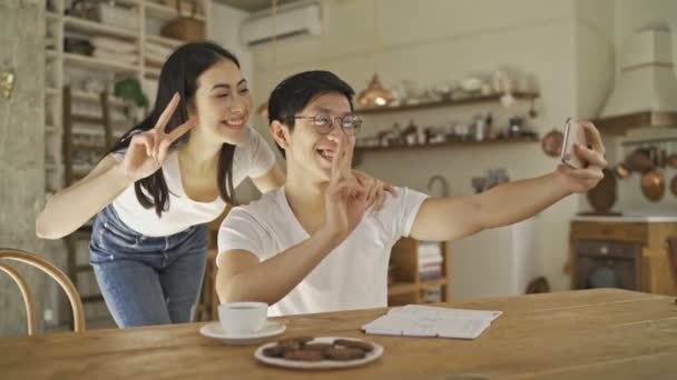 一对快乐快乐的亚洲夫妇在舒适的厨房里度日时 他们正在自拍 — 图库视频影像