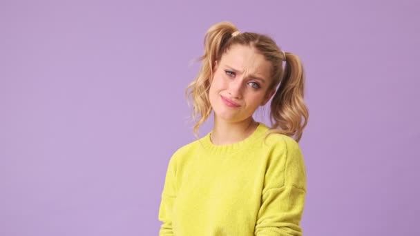 Une Blonde Fée Marre Des Arguments Insensés Son Interlocuteur Dans — Video