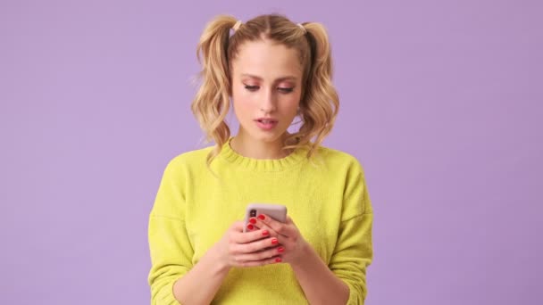 Niesamowita Blondynka Pisze Wiadomość Przyjaciółki Przez Telefon Mruga Wysyła Całusa — Wideo stockowe