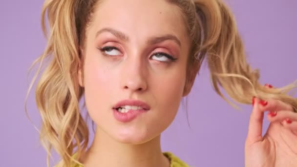 Porträt Einer Schönen Blondine Die Sich Nachdenklich Die Haare Finger — Stockvideo