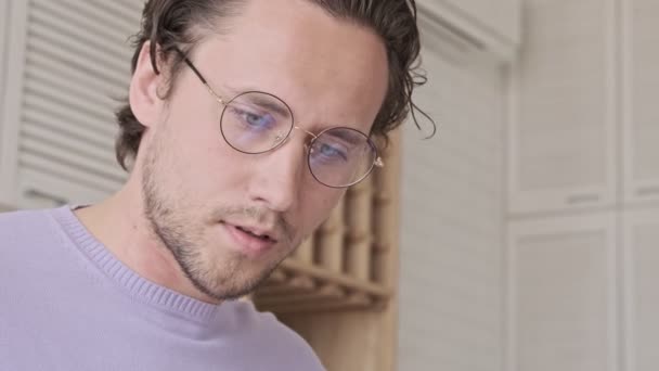 Evdeki Masanın Yanında Gözlüklü Yakışıklı Bir Adamın Dergi Okumasını Yakından — Stok video