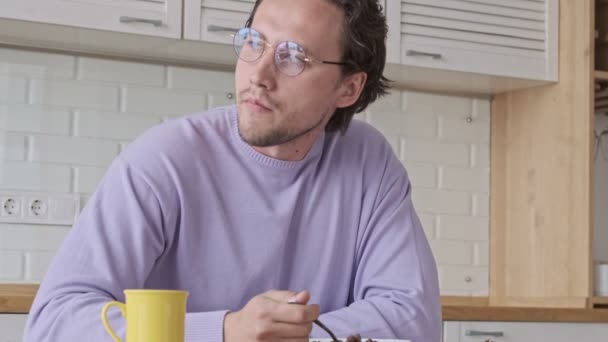 Calme Bel Homme Lunettes Prendre Petit Déjeuner Regarder Loin Table — Video