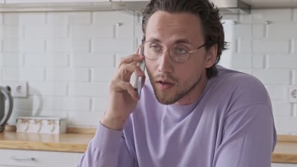 Calma Homem Bonito Óculos Falando Por Smartphone Mesa Casa — Vídeo de Stock