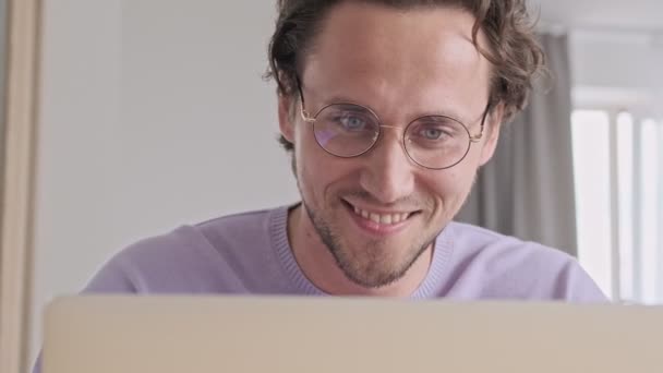 Sorrindo Homem Bonito Óculos Usando Computador Portátil Seguida Corrigindo Seus — Vídeo de Stock