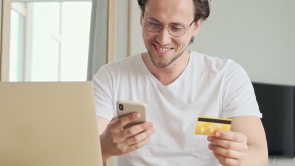 Glücklicher Gutaussehender Mann Mit Brille Der Die Rechnungen Mit Kreditkarte — Stockvideo