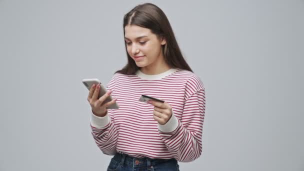 Mujer Morena Atractiva Feliz Pagando Las Facturas Teléfono Inteligente Con — Vídeos de Stock