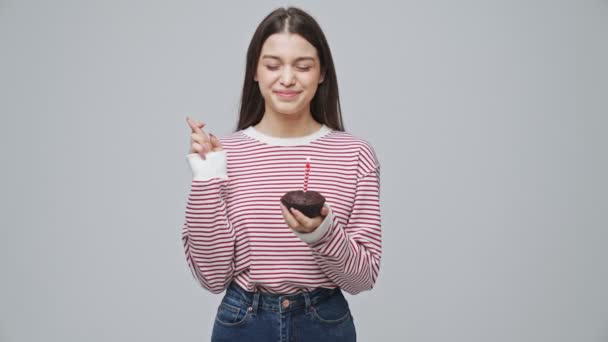 Gericht Aantrekkelijke Brunette Vrouw Het Maken Van Een Wens Blazen — Stockvideo